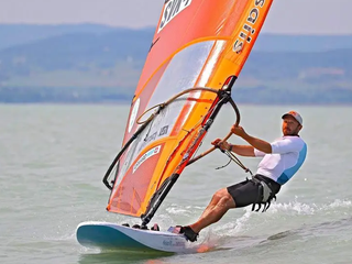 Windsurfista Patrik Pollák.