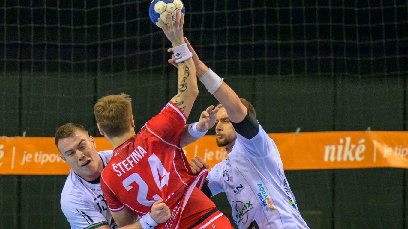 Zľava Nikola Malivojevic, Marek Štefina a Jakub Kravčák v zápase Tatran Prešov - MŠK Považská Bystrica v 14. kole Niké Handball extraligy.