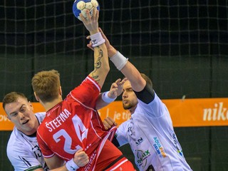 Zľava Nikola Malivojevic, Marek Štefina a Jakub Kravčák v zápase Tatran Prešov - MŠK Považská Bystrica v 14. kole Niké Handball extraligy.