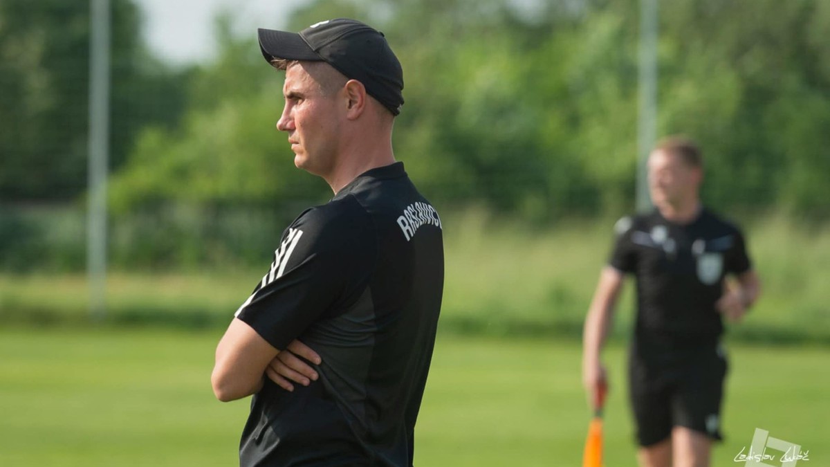 Porážali favoritov, strácali body s outsidermi. Vďaka reorganizácii a nezáujmu však postupujú