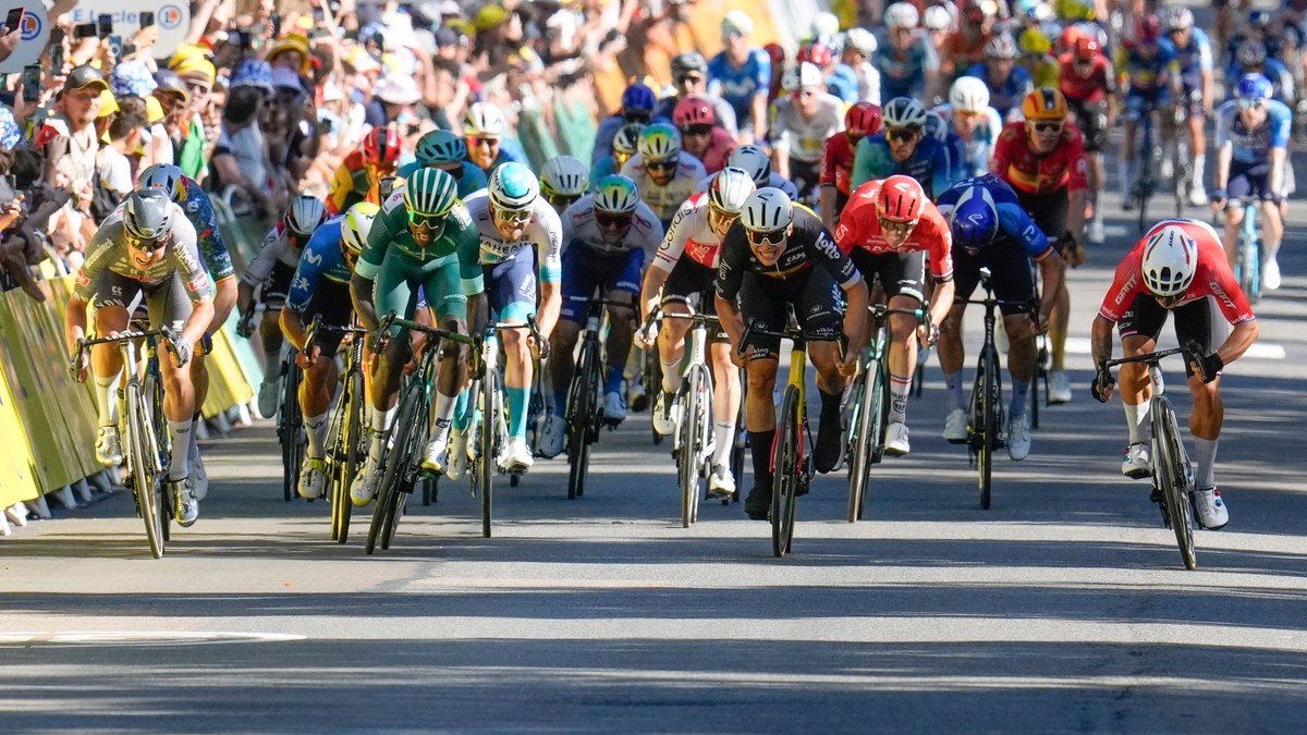 Hromadný špurt v 6. etape Tour de France 2024.
