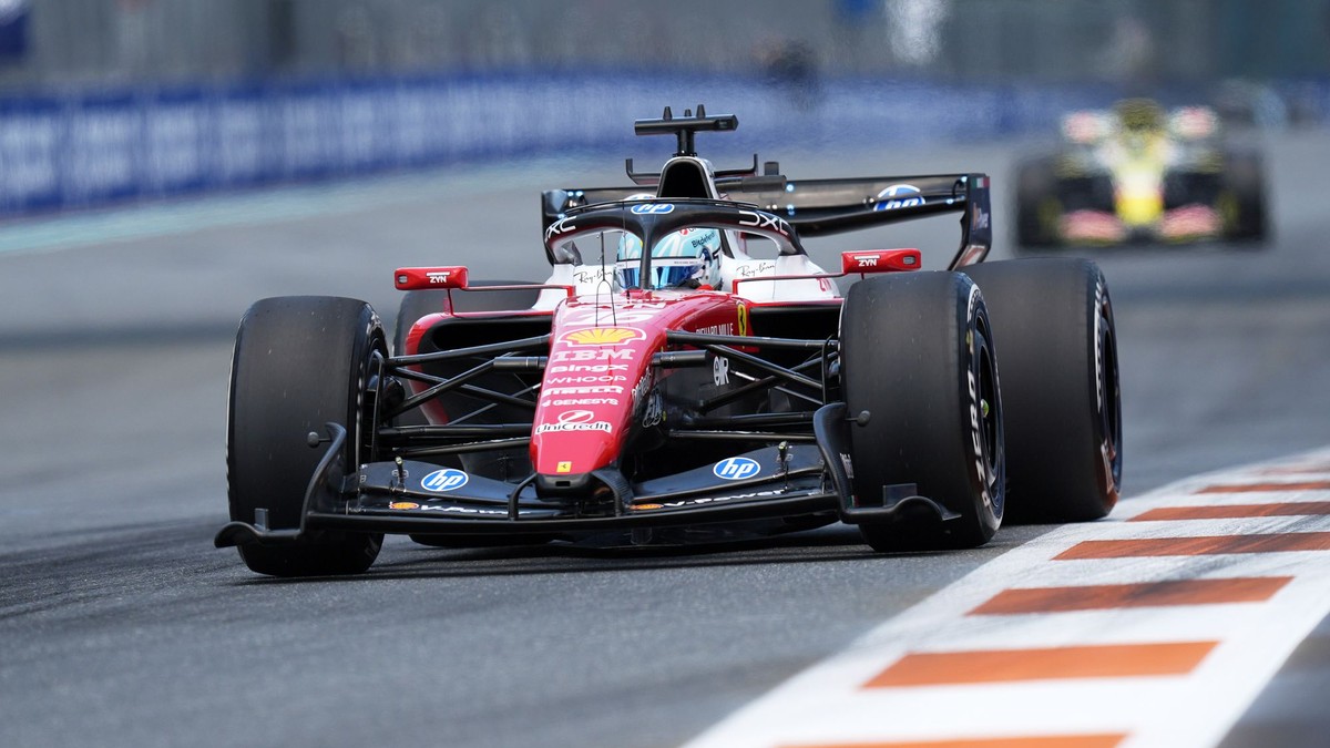 Charles Leclerc na Ferrari počas tréningu v Miami.