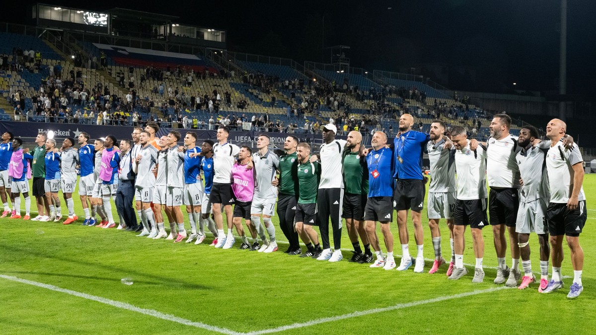 Na snímke hráči ŠK Slovan Bratislava a realizačný tím sa tešia z víťazstva.