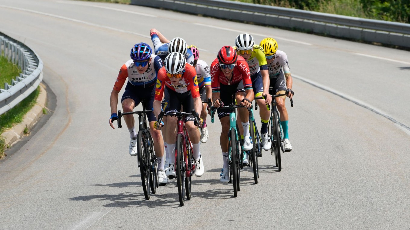 Skupinka cyklistov v úniku počas 10. etapy Tour de France 2023.