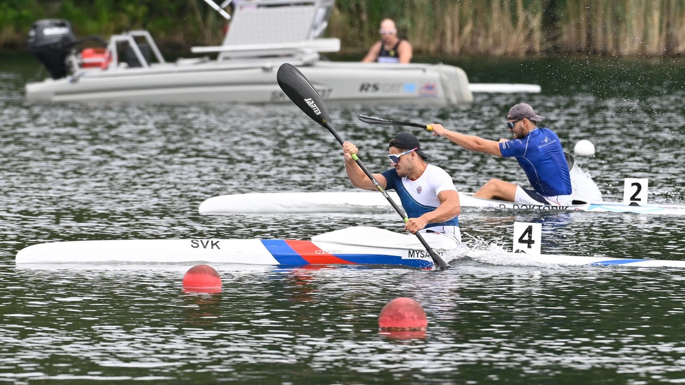 Na snímke v popredí Denis Myšák (ŠKP), víťaz kategórie v K1 na 200 m mužov, v pozadí druhý Dominik Doktorík (KOM).
