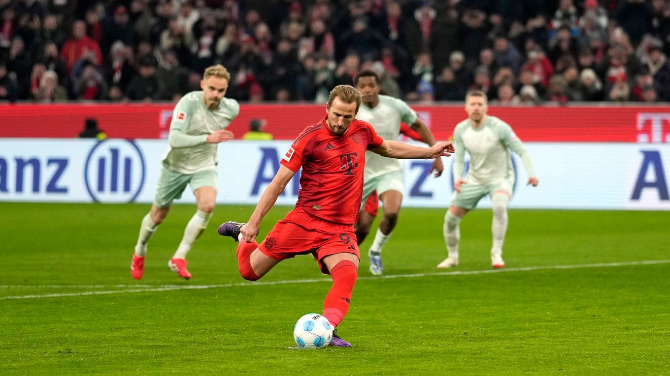 Harry Kane kope penaltu v zápase Bayern Mníchov - Werder Brémy v 21. kole Bundesligy.