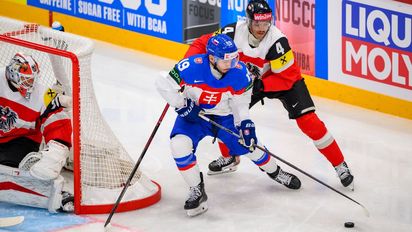 Patrik Hrehorčák (v strede) v zápase Slovensko - Rakúsko v skupine A na MS v hokeji 2025.
