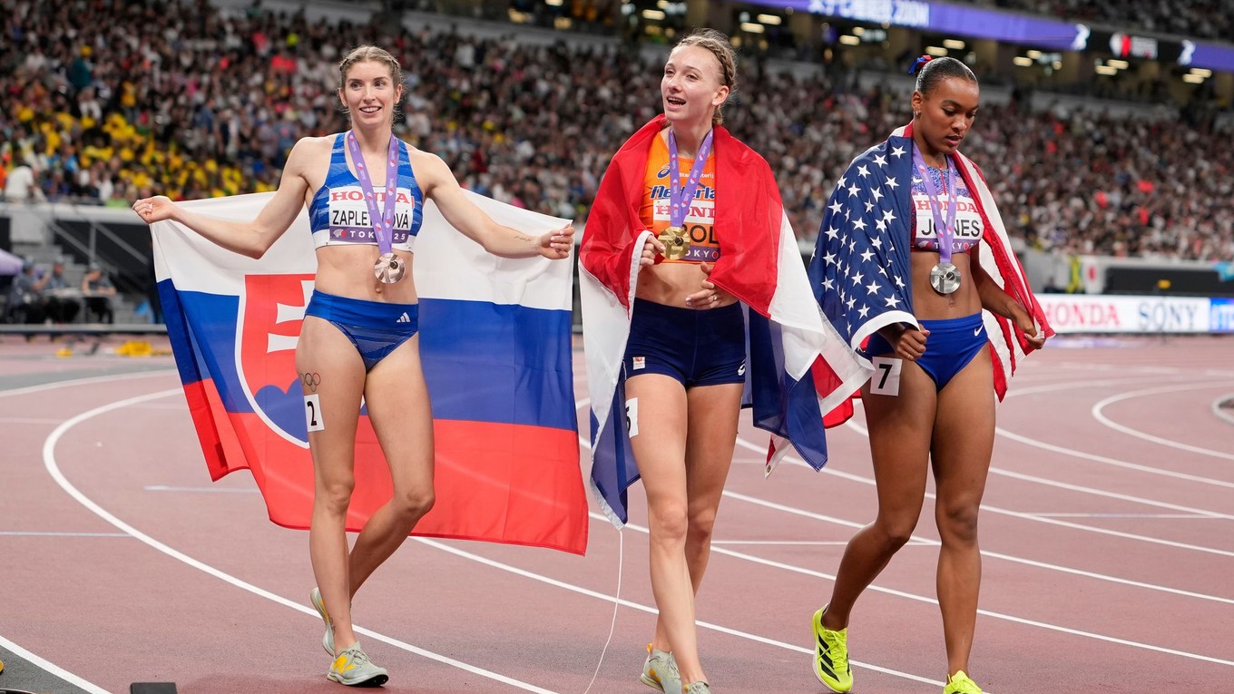 Medailistky behu na 400 m cez prekážky na MS v Tokiu. Slovenka Emma Zapletalová (vľavo), zvíťazila Holanďanka Femke Bolová (uprostred) a striebro získala Američanka Jasmine Jonesová (vpravo). 