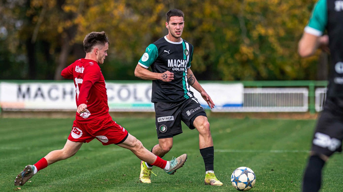 Nicolas Kurej (v strede) v drese OFK Dynamo Malženice.