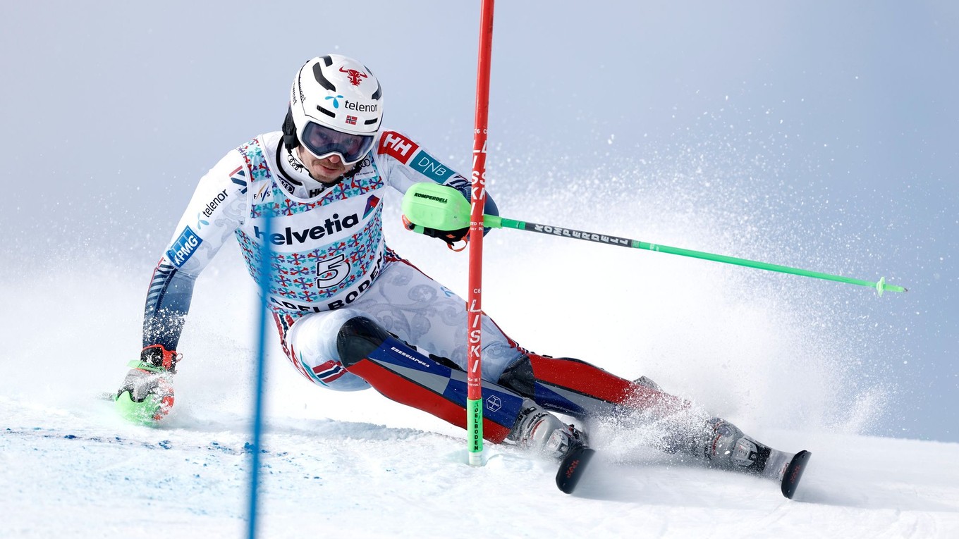 Henrik Kristoffersen počas slalomu vo švajčiarskom Adelbodene.