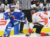 Samuel Murín (vľavo) v zápase Slovensko - Kanada na turnaji Hlinka Gretzky Cup 2024.