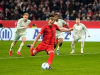 Harry Kane kope penaltu v zápase Bayern Mníchov - Werder Brémy v 21. kole Bundesligy.