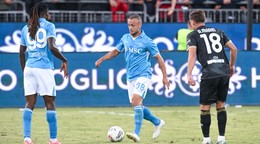 Stanislav Lobotka v zápase proti Cagliari