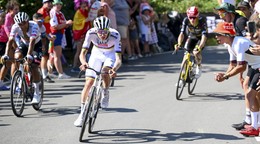 Tadej Pogačar útočí v súboji s Jonasom Vingegaardom v 12. etape Tour de France 2025.