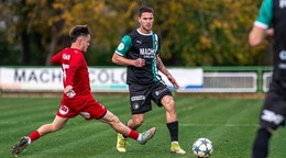 Nicolas Kurej (v strede) v drese OFK Dynamo Malženice.