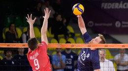 ilip Mačuha (Komárno) a Patrik Marjov (Bratislava) vo finálovom zápase Niké SuperFinále Slovenského pohára vo volejbale mužov. 