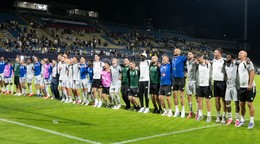 Na snímke hráči ŠK Slovan Bratislava a realizačný tím sa tešia z víťazstva.