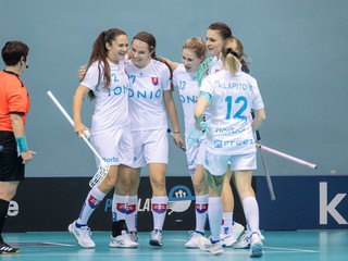 Slovenské reprezentantky sa tešia po strelenom góle na MS vo florbale žien 2023.