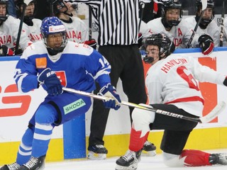 Samuel Murín (vľavo) v zápase Slovensko - Kanada na turnaji Hlinka Gretzky Cup 2024.