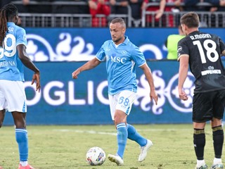 Stanislav Lobotka v zápase proti Cagliari