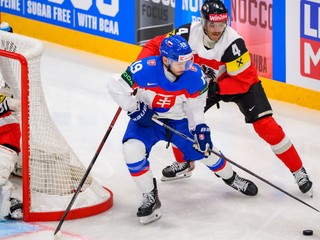 Patrik Hrehorčák (v strede) v zápase Slovensko - Rakúsko v skupine A na MS v hokeji 2025.