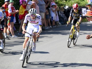 Tadej Pogačar útočí v súboji s Jonasom Vingegaardom v 12. etape Tour de France 2025.