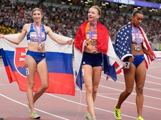 Medailistky behu na 400 m cez prekážky na MS v Tokiu. Slovenka Emma Zapletalová (vľavo), zvíťazila Holanďanka Femke Bolová (uprostred) a striebro získala Američanka Jasmine Jonesová (vpravo). 