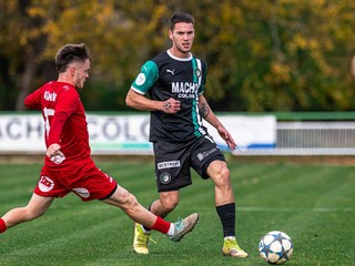 Nicolas Kurej (v strede) v drese OFK Dynamo Malženice.