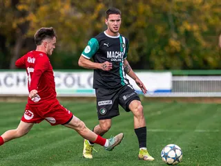 Nicolas Kurej (v strede) v drese OFK Dynamo Malženice.