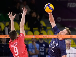 ilip Mačuha (Komárno) a Patrik Marjov (Bratislava) vo finálovom zápase Niké SuperFinále Slovenského pohára vo volejbale mužov. 