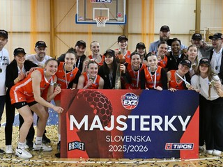 Tím Ružomberka pózuje s trofejou po víťazstve v 5. rozhodujúcom zápase finále play off ženskej basketbalovej Tipos extraligy.