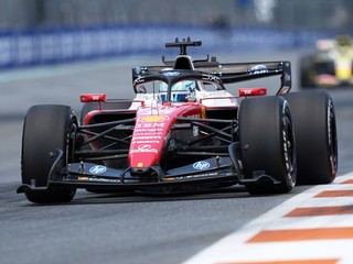 Charles Leclerc na Ferrari počas tréningu v Miami.
