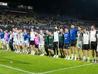 Na snímke hráči ŠK Slovan Bratislava a realizačný tím sa tešia z víťazstva.