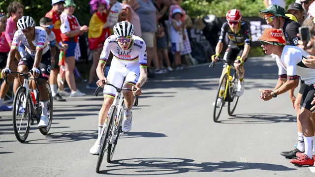 Tadej Pogačar útočí v súboji s Jonasom Vingegaardom v 12. etape Tour de France 2025.