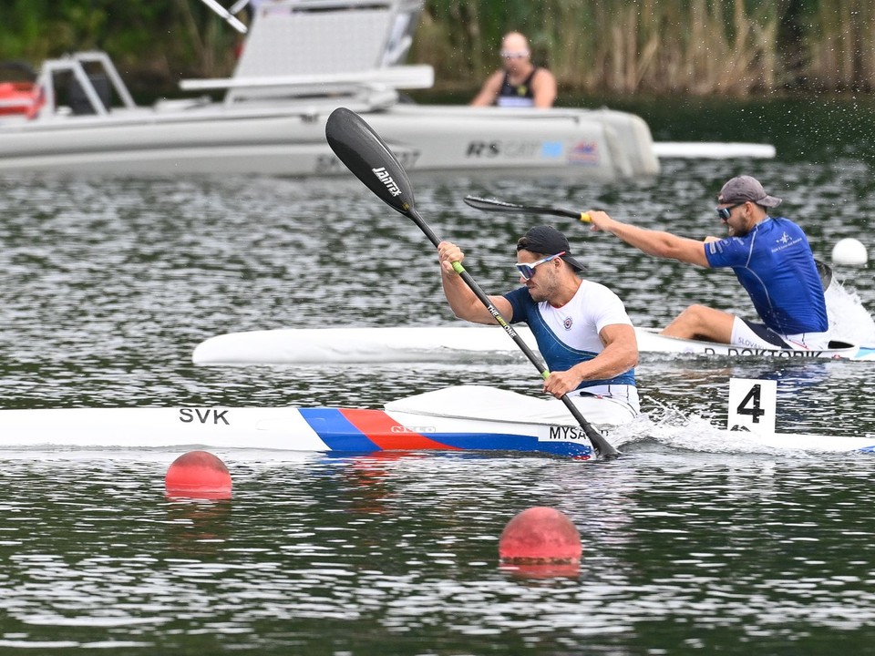 Na snímke v popredí Denis Myšák (ŠKP), víťaz kategórie v K1 na 200 m mužov, v pozadí druhý Dominik Doktorík (KOM).