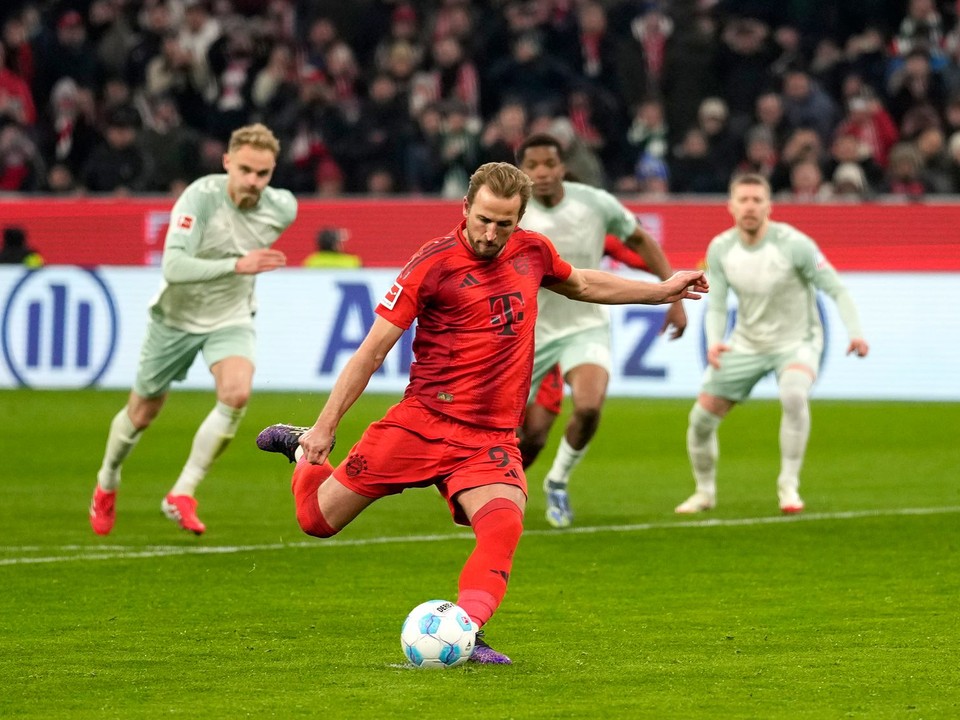 Harry Kane kope penaltu v zápase Bayern Mníchov - Werder Brémy v 21. kole Bundesligy.