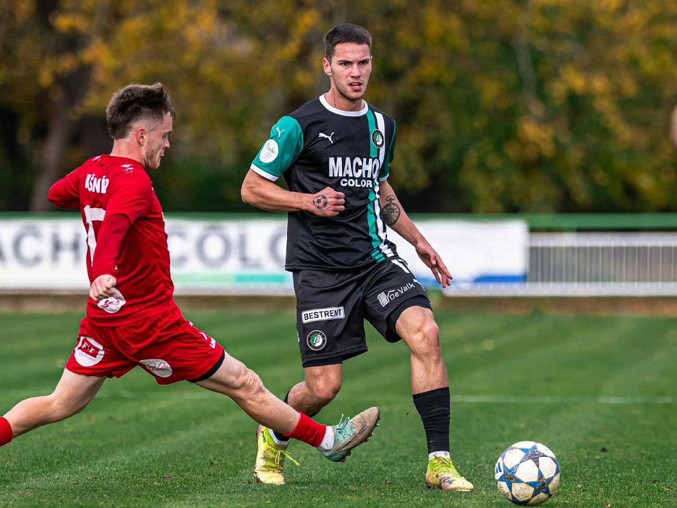 Nicolas Kurej (v strede) v drese OFK Dynamo Malženice.