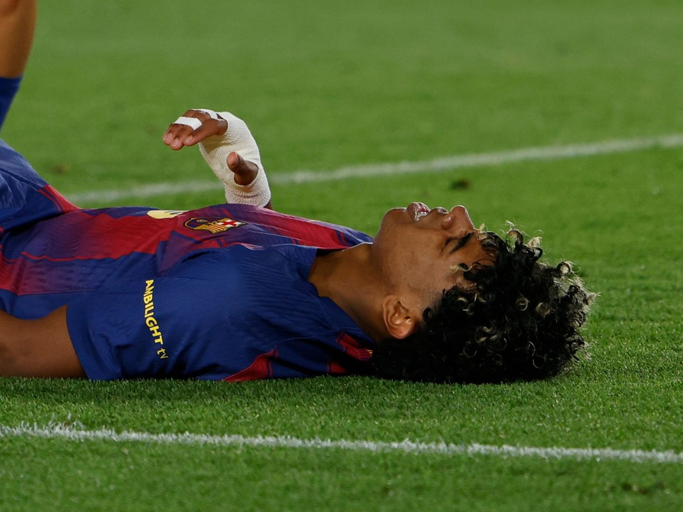 Lamine Yamal leží na trávniku v bolestiach po tom, ako sa zranil pri penalte 