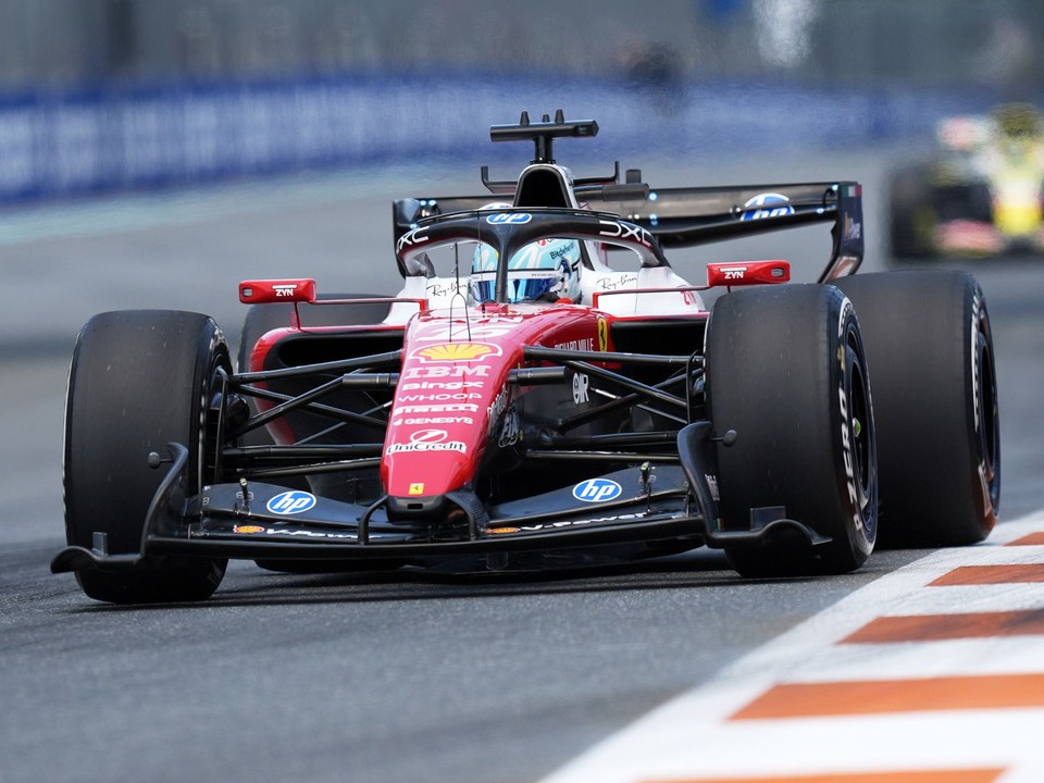 Charles Leclerc na Ferrari počas tréningu v Miami.