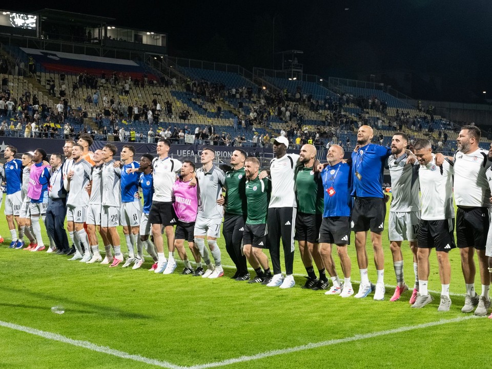 Na snímke hráči ŠK Slovan Bratislava a realizačný tím sa tešia z víťazstva.