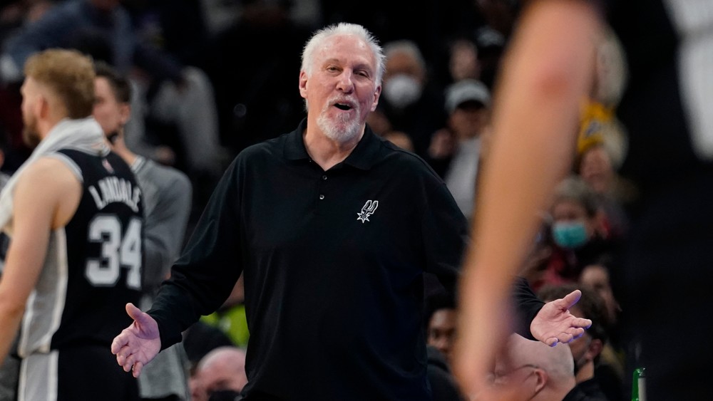 Tréner Popovich dorovnal historický rekord NBA. Ani to nespomenul, prezradil Pöltl