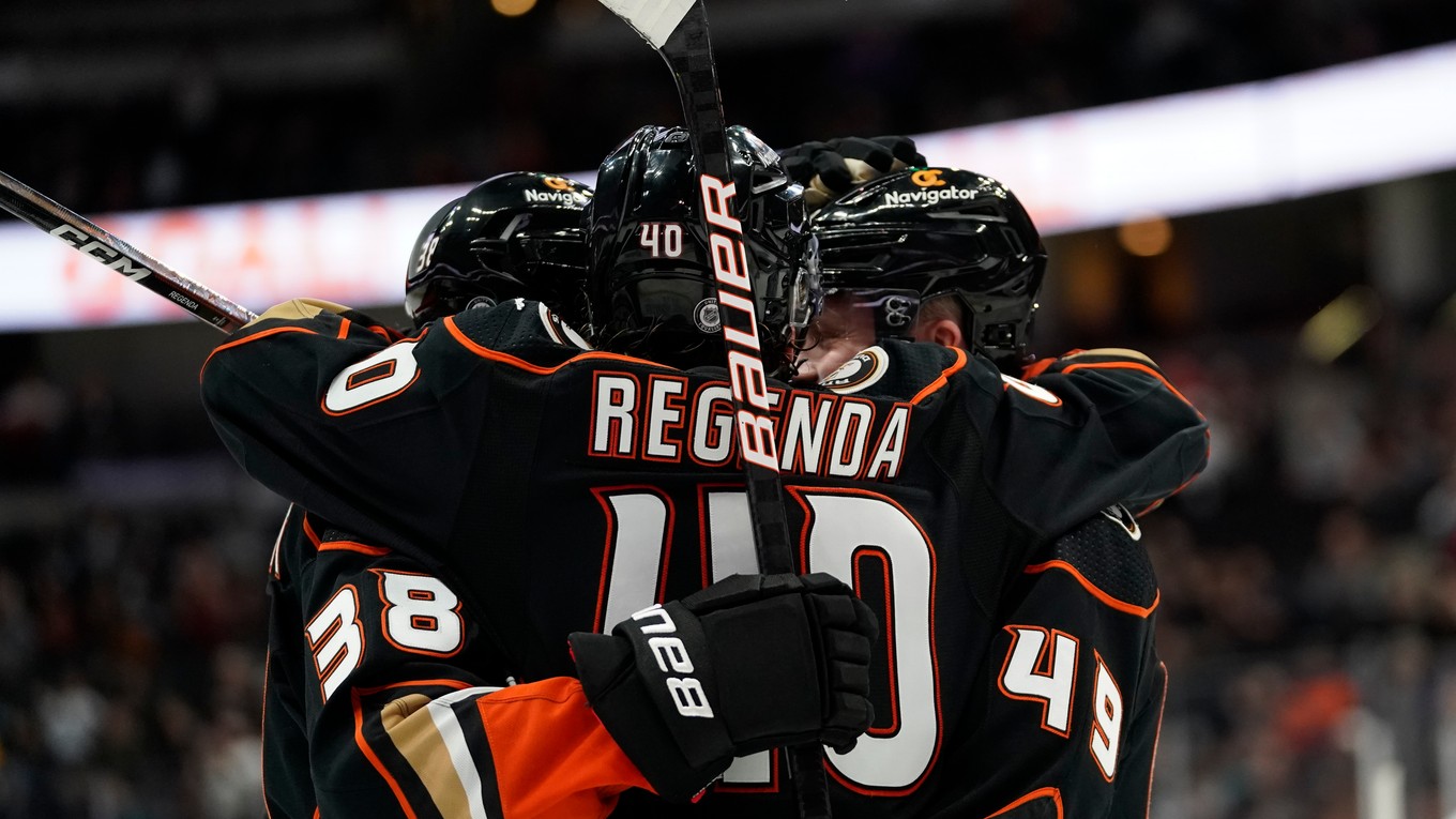 Pavol Regenda so spoluhráčmi z Anaheimu Ducks.