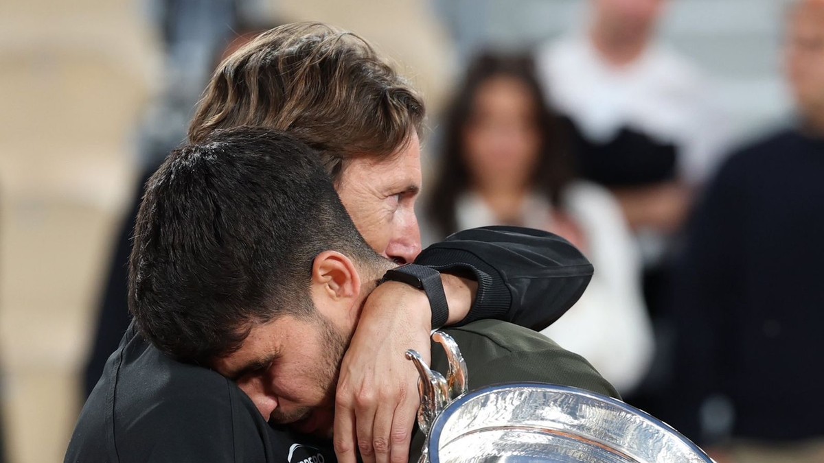 Španielsky tenista Carlos Alcaraz v objatí s trénerom Juanom Carlosom Ferrerom