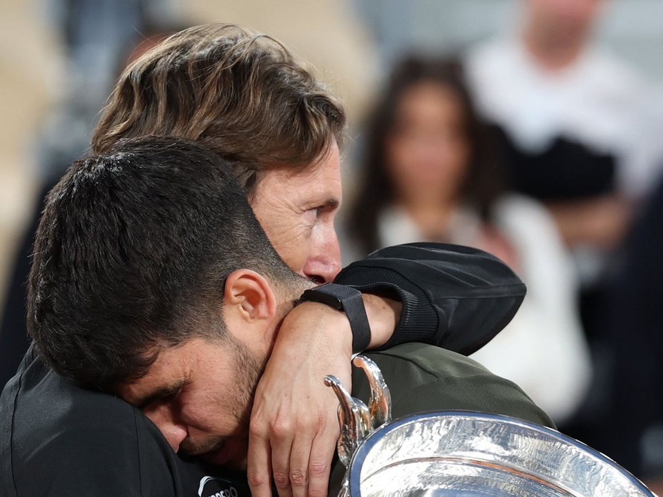 Španielsky tenista Carlos Alcaraz v objatí s trénerom Juanom Carlosom Ferrerom