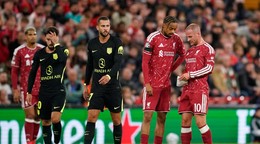 Dávid Hancko (tretí zľava) počas zápasu 1. kola ligovej fázy Ligy majstrov FC Liverpool – Atlético Madrid.