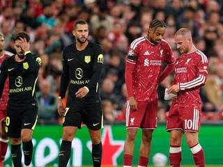 Dávid Hancko (tretí zľava) počas zápasu 1. kola ligovej fázy Ligy majstrov FC Liverpool – Atlético Madrid.