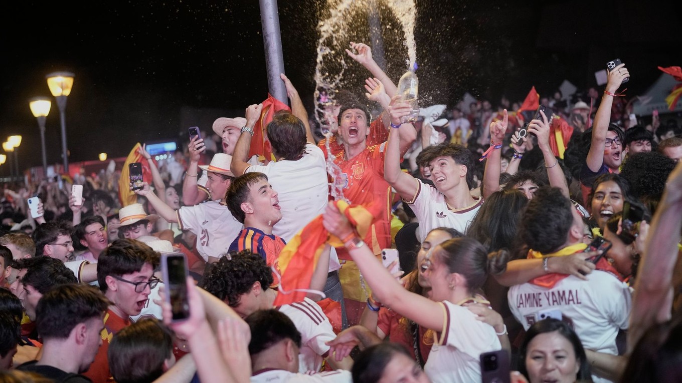Španielski fanúšikovia oslavujú v uliciach centrálneho Madridu.