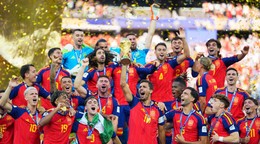 Španielski futbalisti oslavujú zisk titulu vo finálovom zápase Španielsko - Argentína.
