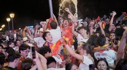 Španielski fanúšikovia oslavujú v uliciach centrálneho Madridu.