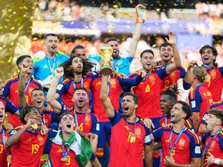Španielski futbalisti oslavujú zisk titulu vo finálovom zápase Španielsko - Argentína.